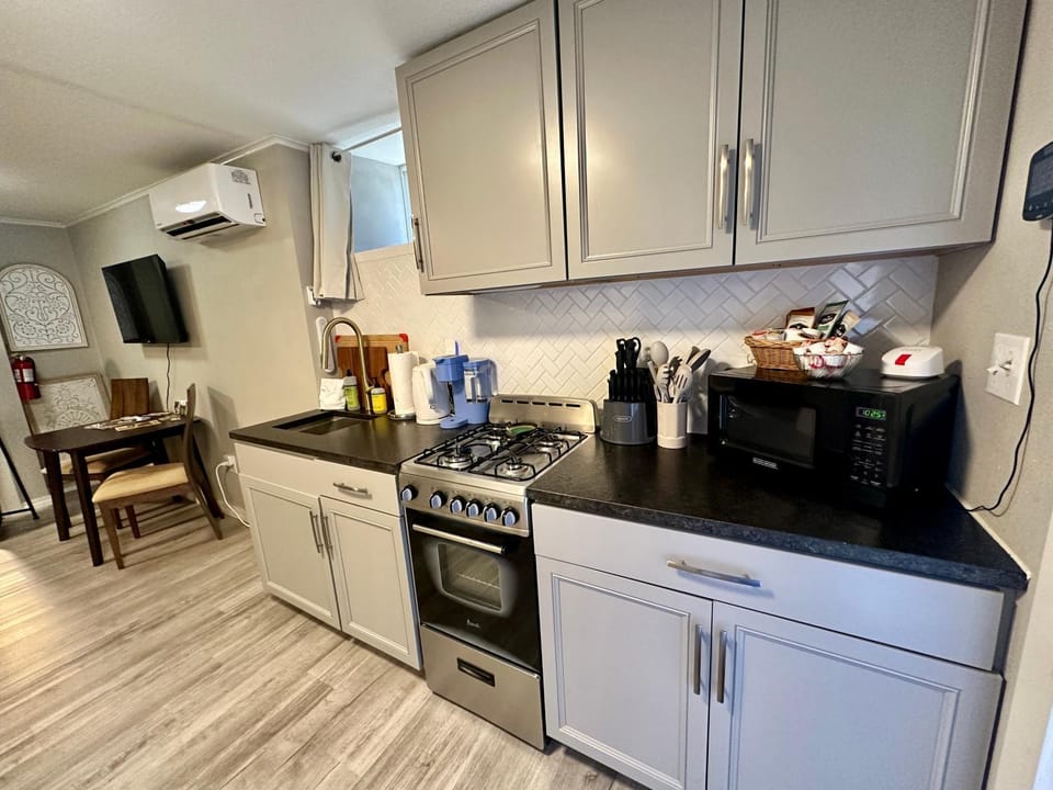 Downtown Eureka, 1 Queen bed, full kitchen, free parking House in Eureka Springs