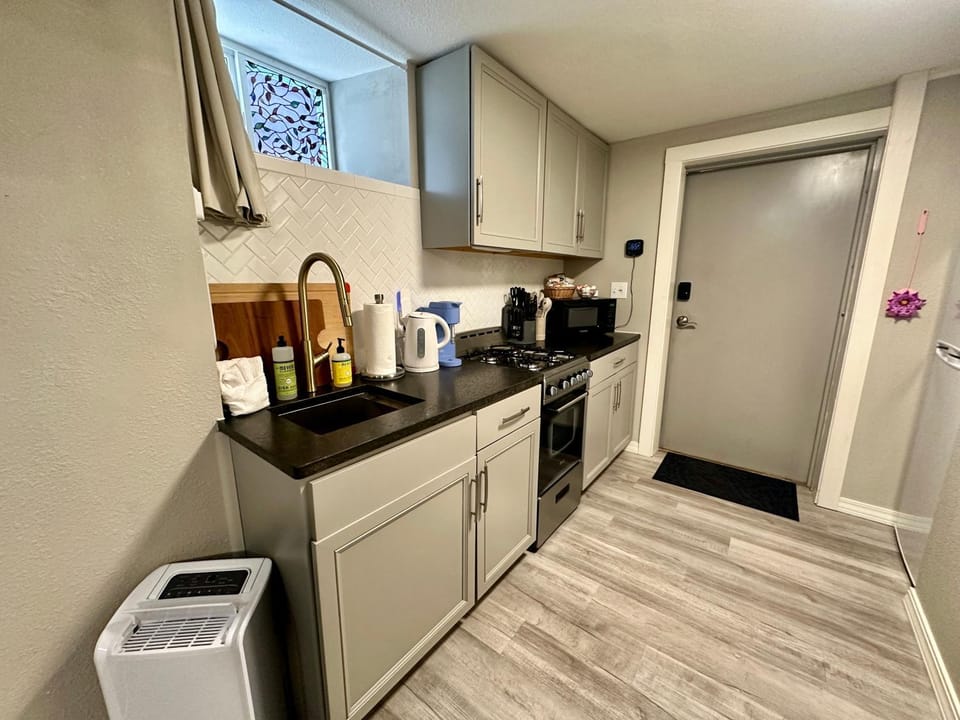 Downtown Eureka, 1 Queen bed, full kitchen, free parking House in Eureka Springs