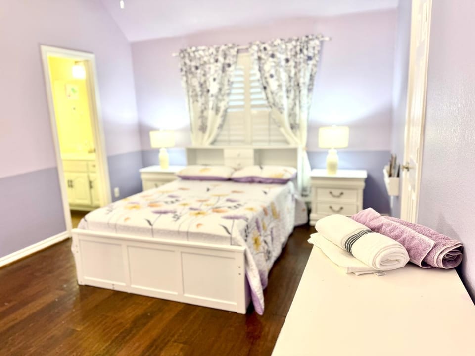 Bed, Photo of the whole room, Bedroom, towels