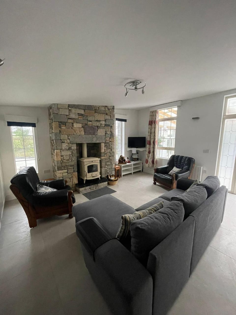 TV and multimedia, Living room, Seating area, fireplace