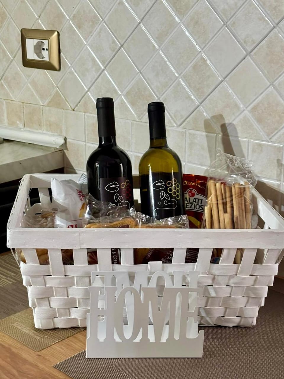 Kitchen or kitchenette, Food and drinks, Food, Drinks, Alcoholic drinks