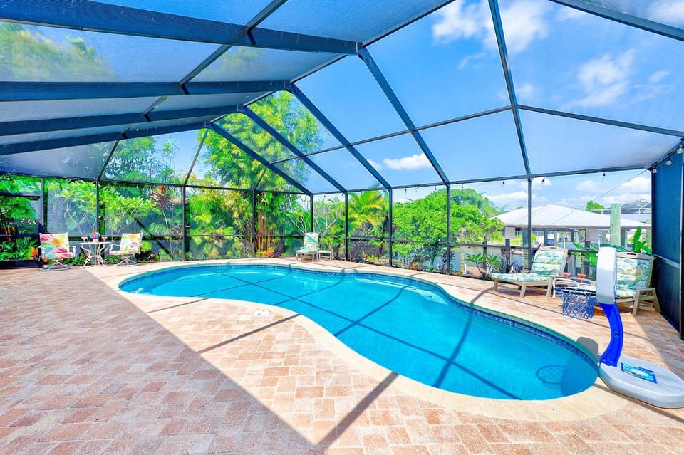Swimming pool, sunbed