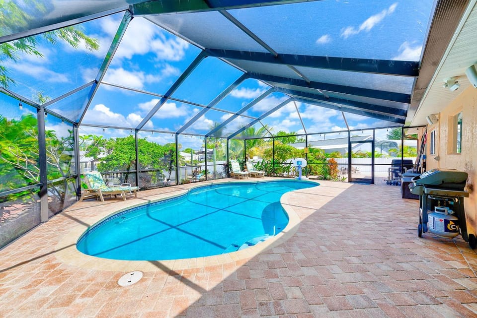 Pool view, Swimming pool, sunbed
