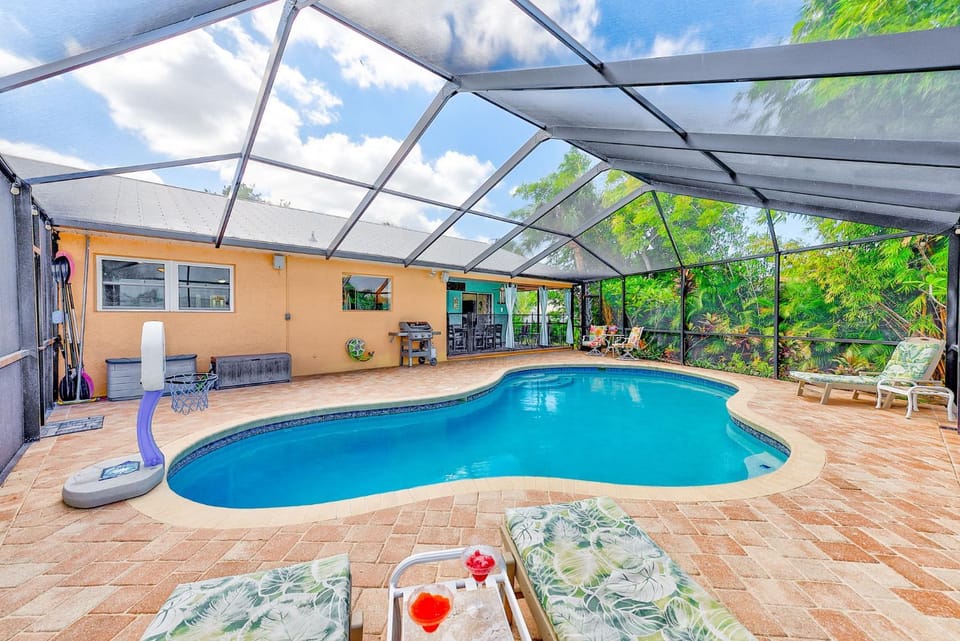Patio, Swimming pool, sunbed