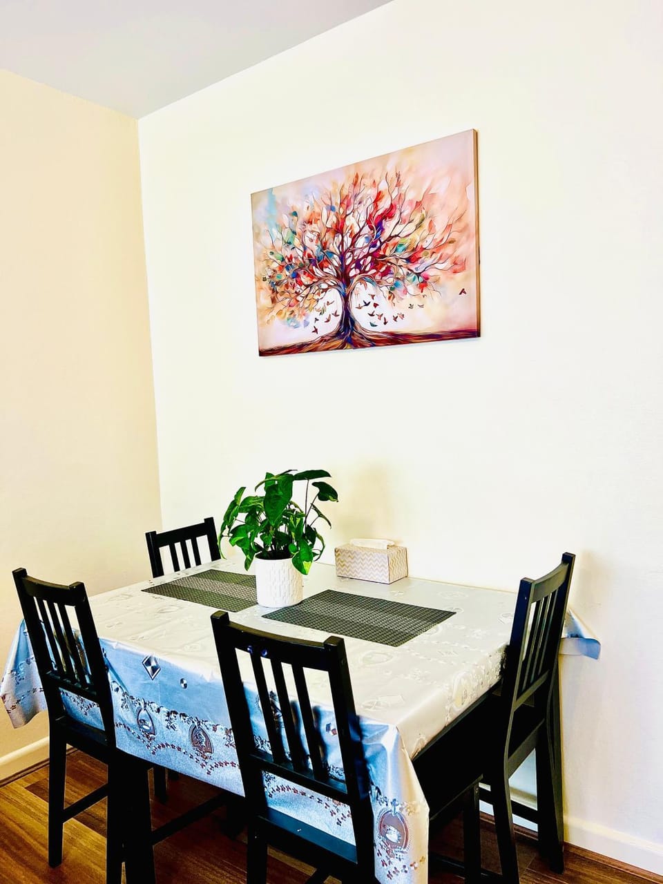 Decorative detail, Seating area, Dining area