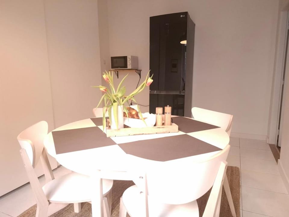 Dining area, microwave
