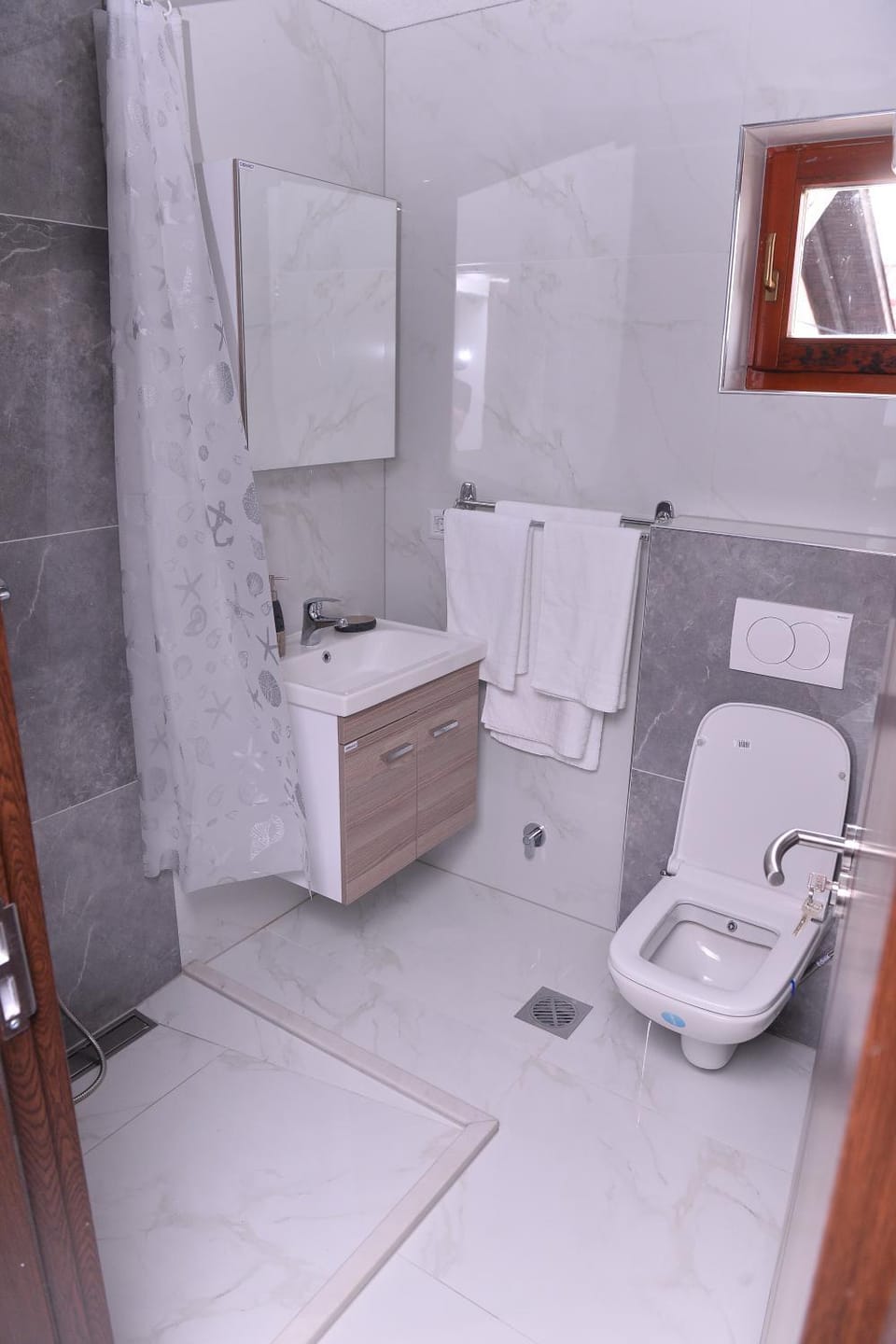 Toilet, Bathroom, towels