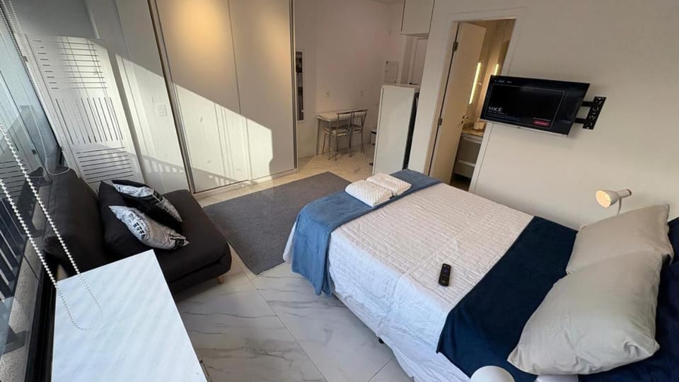Bed, TV and multimedia, Bedroom, towels