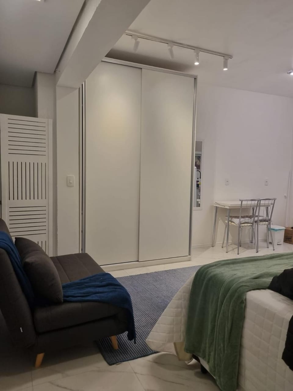 Photo of the whole room, Bedroom, wardrobe