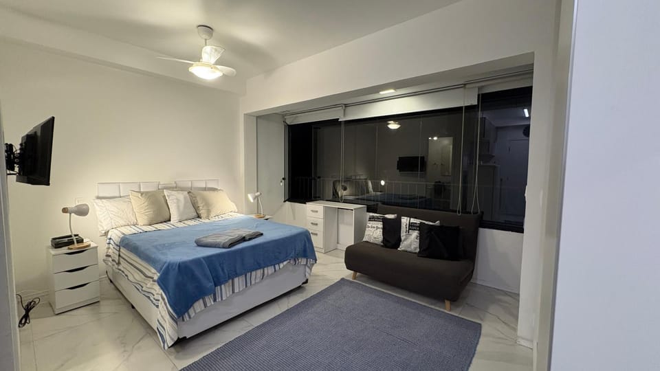 Bed, TV and multimedia, Photo of the whole room, Bedroom, towels