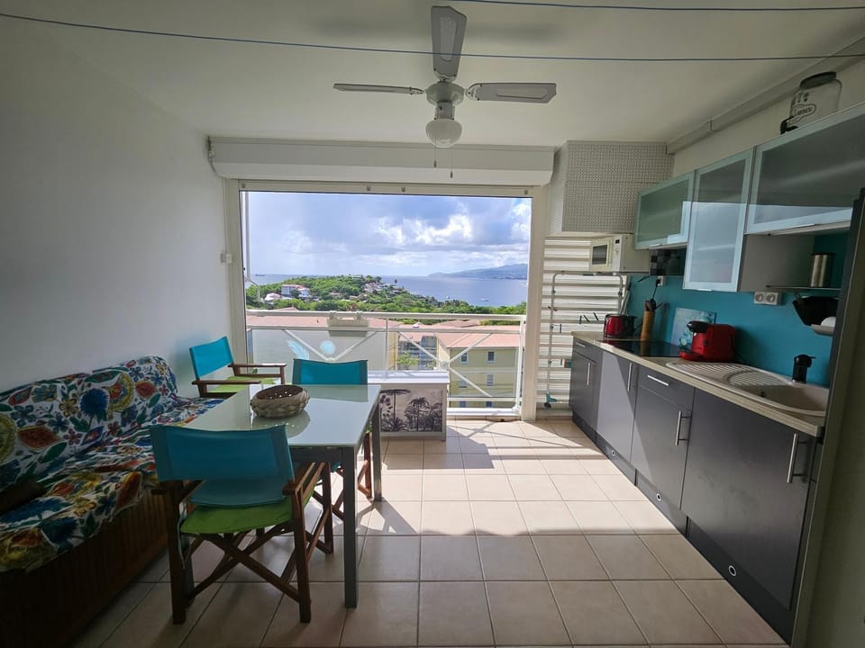 Kitchen or kitchenette, Seating area, Dining area