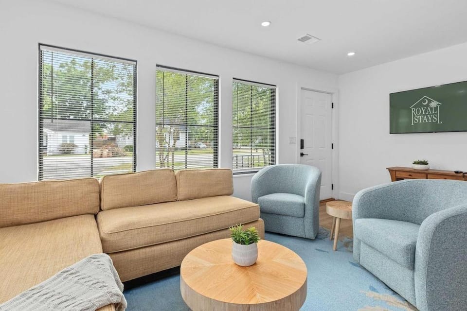 Suite Magnolia-Hot Tub-Pet Friendly, Mins 2 DT House in Johns Island