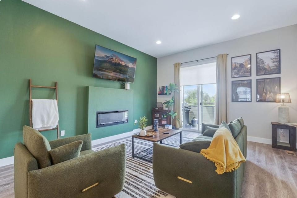 3BR w King Bed, Sauna, Parking-6 Min to Olde Town House in Arvada
