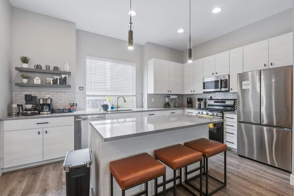 3BR w King Bed, Sauna, Parking-6 Min to Olde Town House in Arvada