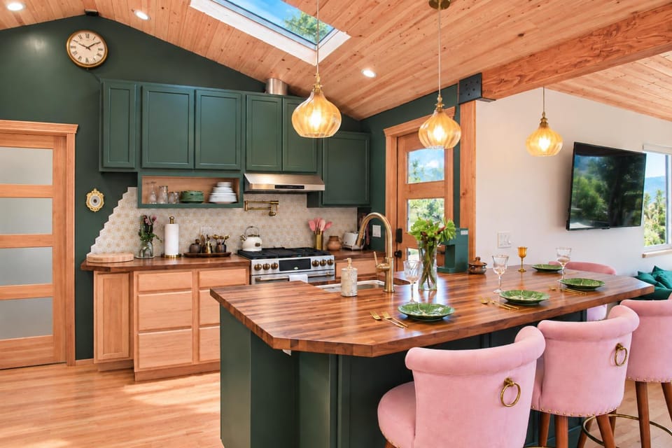 Kitchen or kitchenette, Dining area, stove