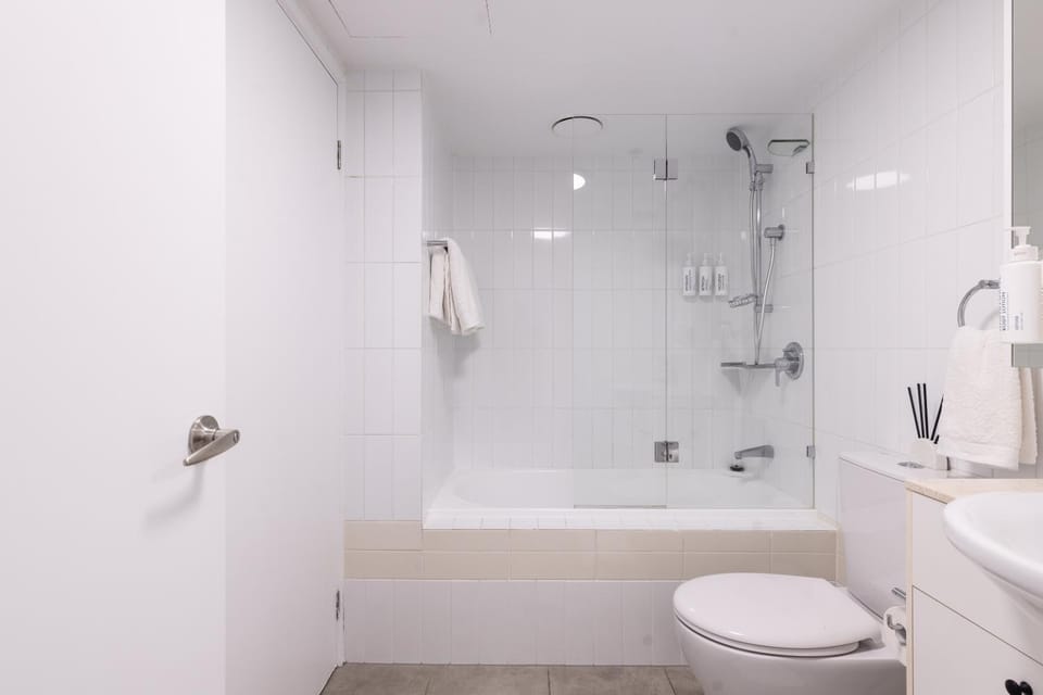 Shower, Toilet, Bathroom, Bath, towels