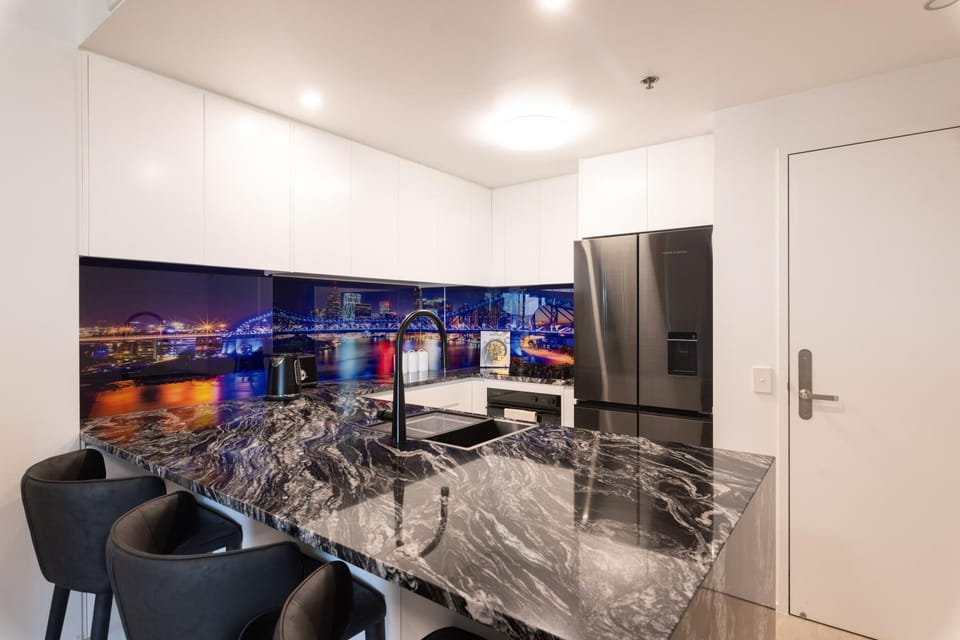 Kitchen or kitchenette, Dining area, oven
