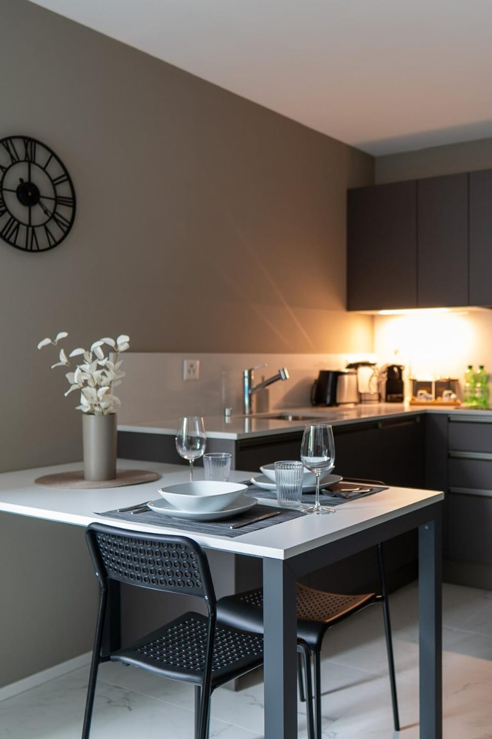 Kitchen or kitchenette, Dining area