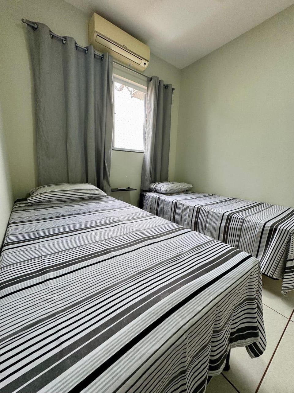 Apartamento 2 Quartos - Ar Condicionado nos Quartos - Smart TV - Elevador - Condomínio Fechado - 1 Cama Casal - 2 Camas de Solteiro com Auxiliar - Cozinha Completa - Estacionamento Gratuito Apartment in State of São Paulo
