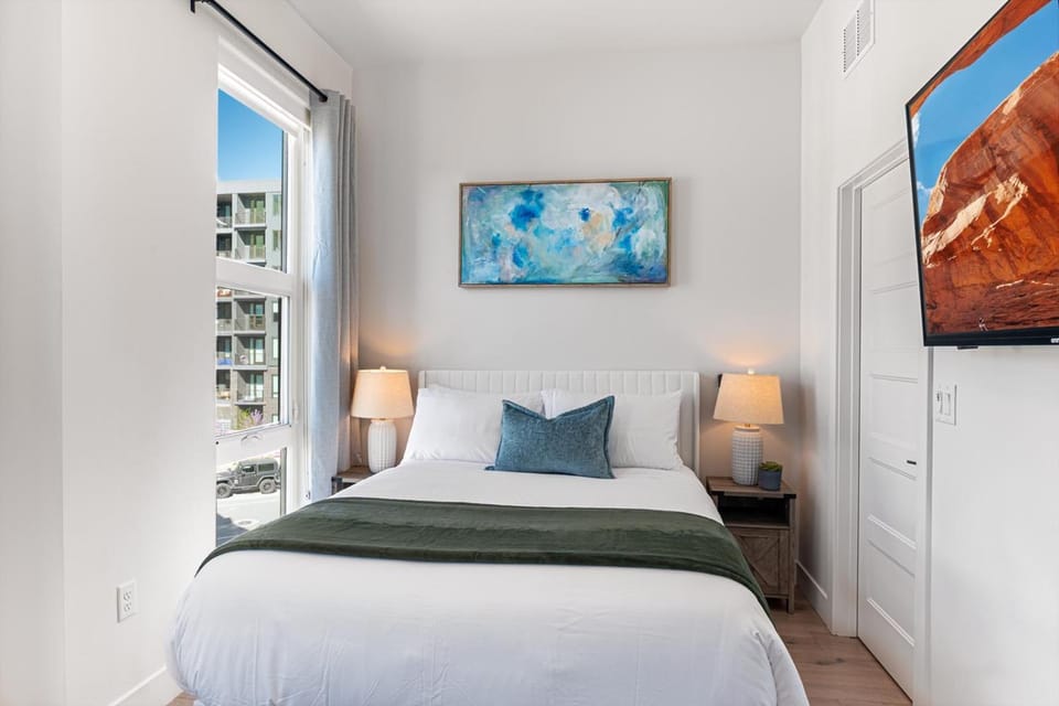 Bed, TV and multimedia, Bedroom