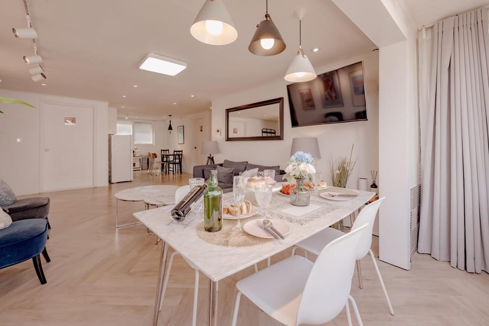 TV and multimedia, Balcony/Terrace, Living room, Food and drinks, Dining area