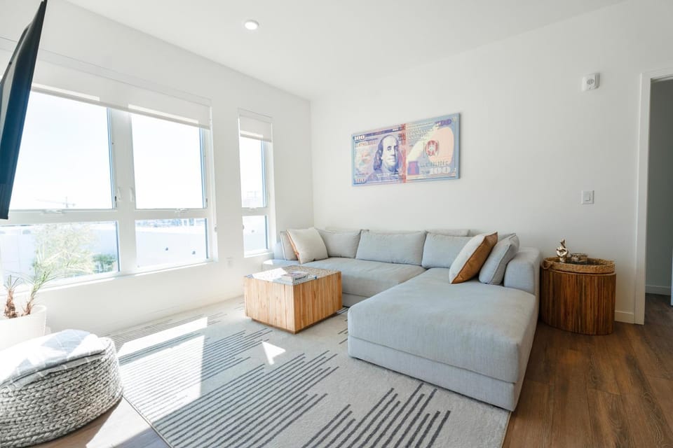 The Hollywood Highline 2 bed Apt WITH FREE PARKING in Hollywood Apartment in Hollywood