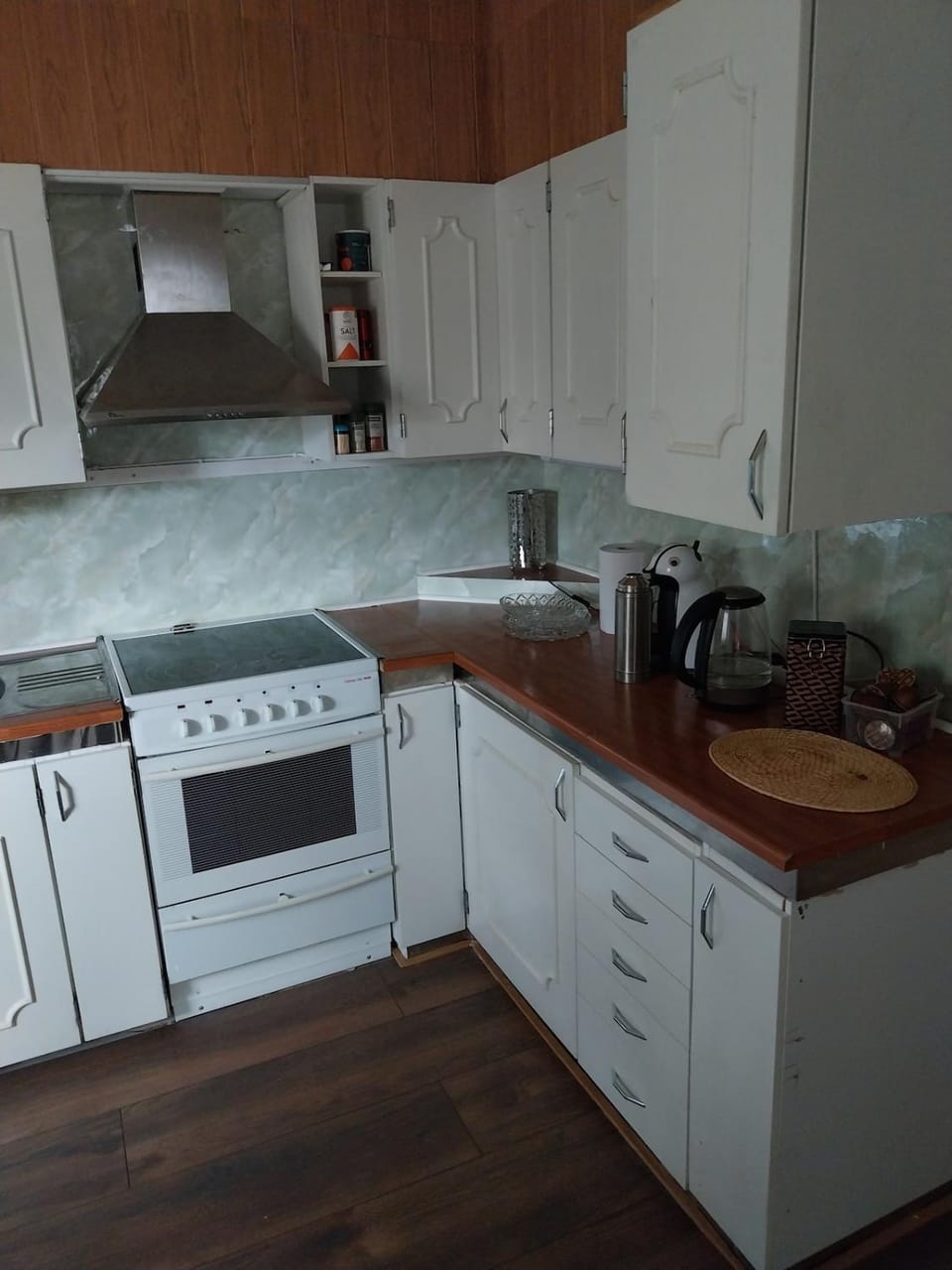 Coffee/tea facilities, Kitchen or kitchenette, dishwasher, stove
