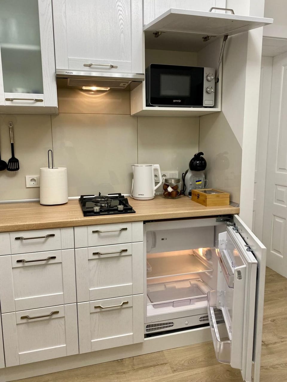 Coffee/tea facilities, Kitchen or kitchenette, stove