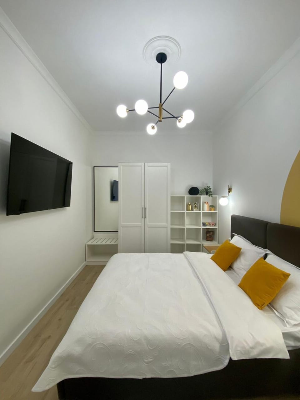 Bed, TV and multimedia, Photo of the whole room, Bedroom