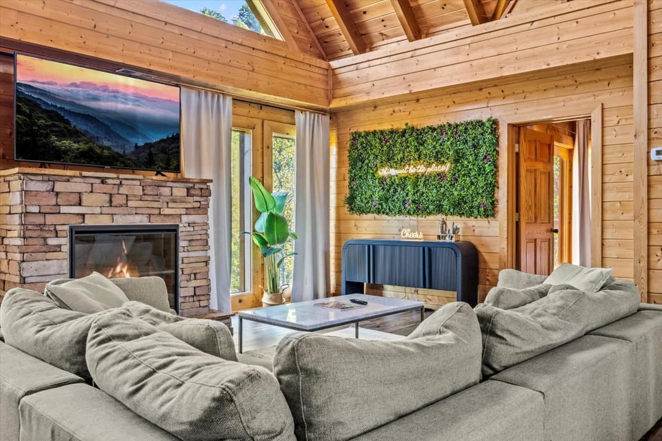 Lux 7BR Cabin, Pool, Hot Tub, Game Room, Dollywood for 24 Cabin in Pigeon Forge