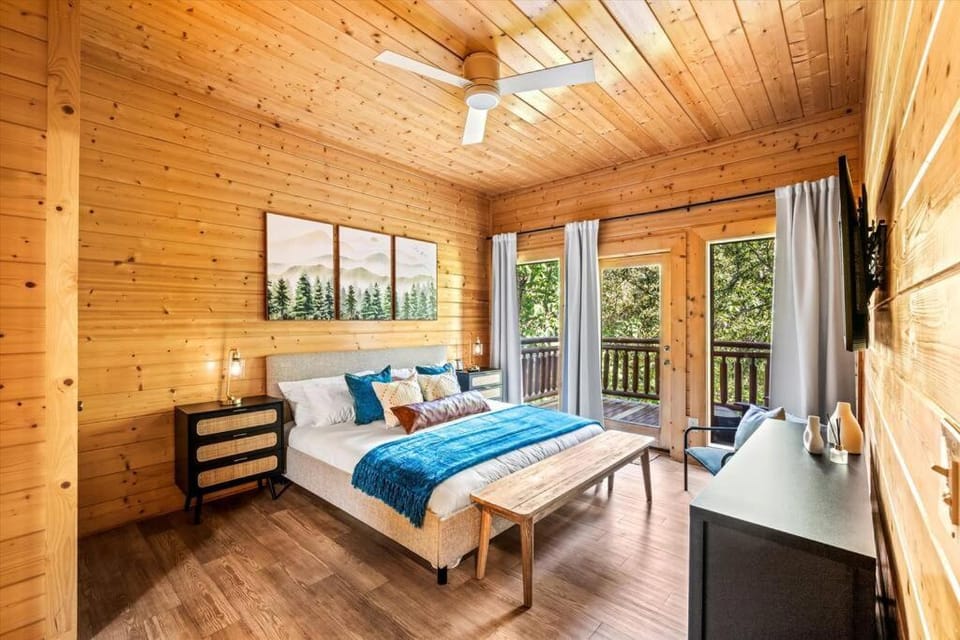 Lux 7BR Cabin, Pool, Hot Tub, Game Room, Dollywood for 24 Cabin in Pigeon Forge