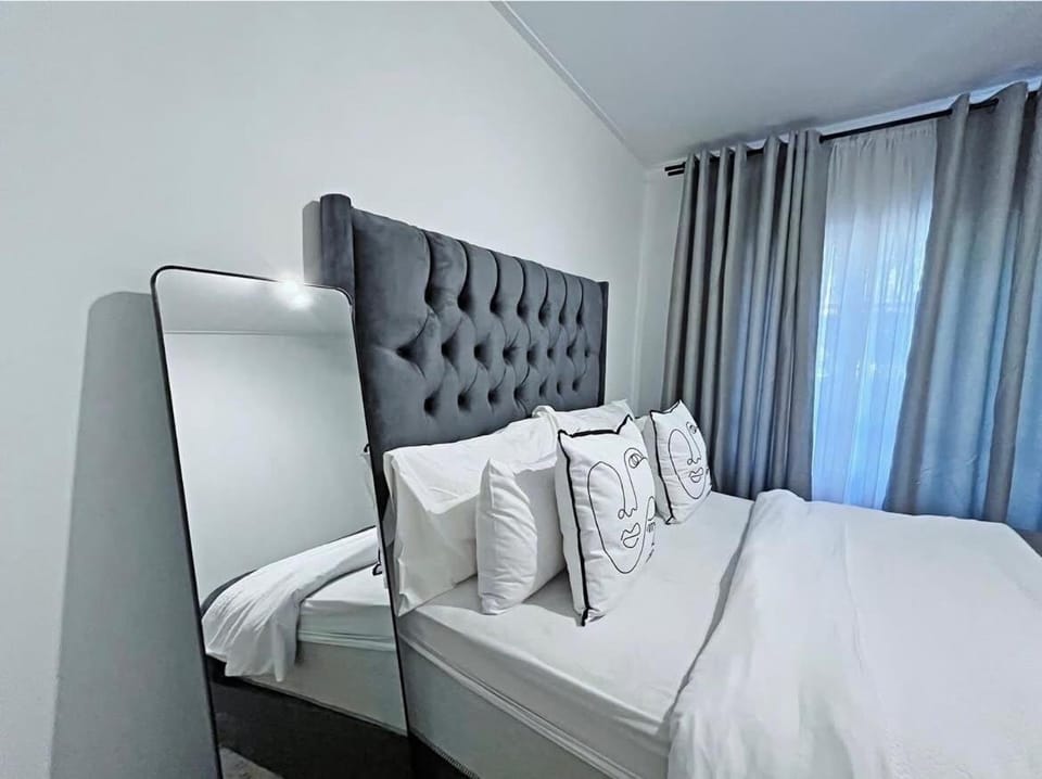Modern Elegance In Jackal Creek Golf Estate One - Bedroom Retreat Apartment in Roodepoort