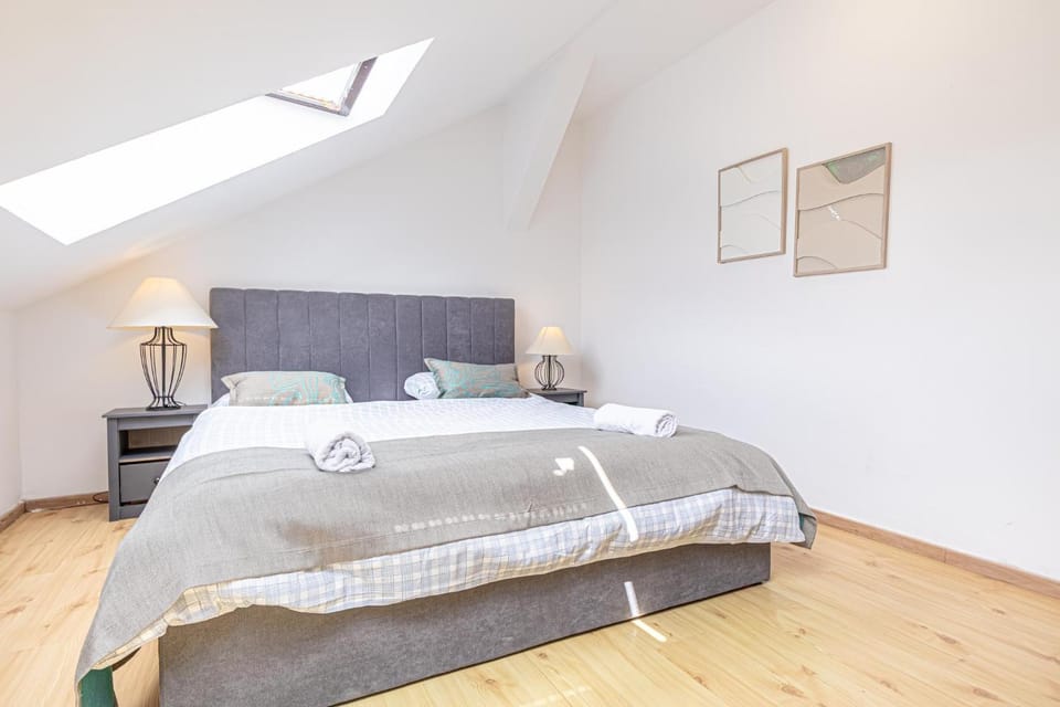 Property building, Bed, Bedroom, towels