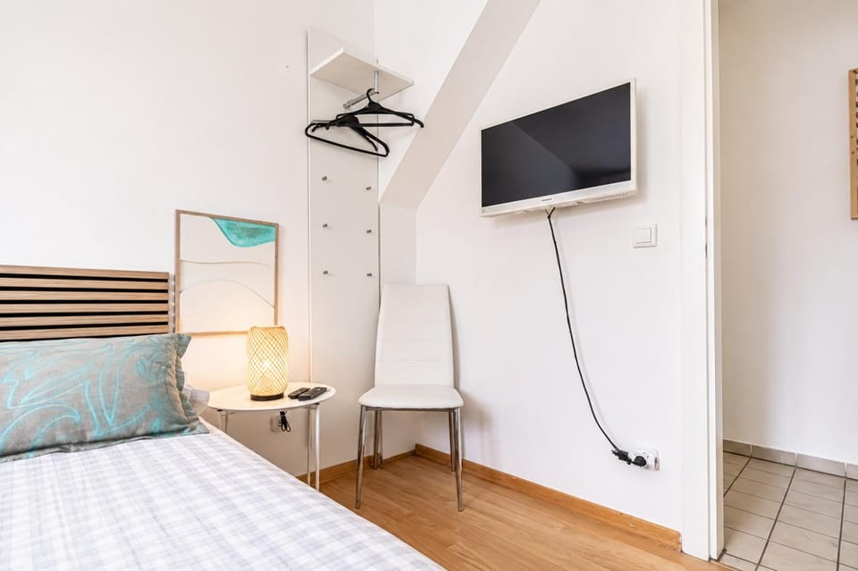 Bed, TV and multimedia, Bedroom, wardrobe