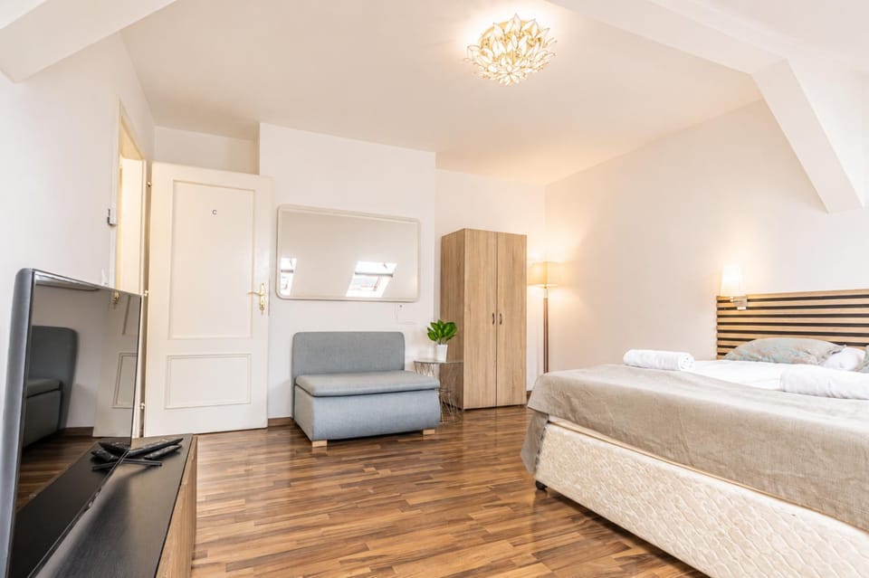 Bed, TV and multimedia, Seating area, Bedroom