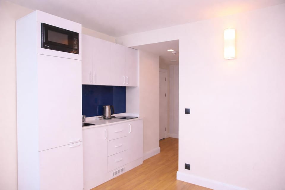 TV and multimedia, Kitchen or kitchenette, minibar, stove