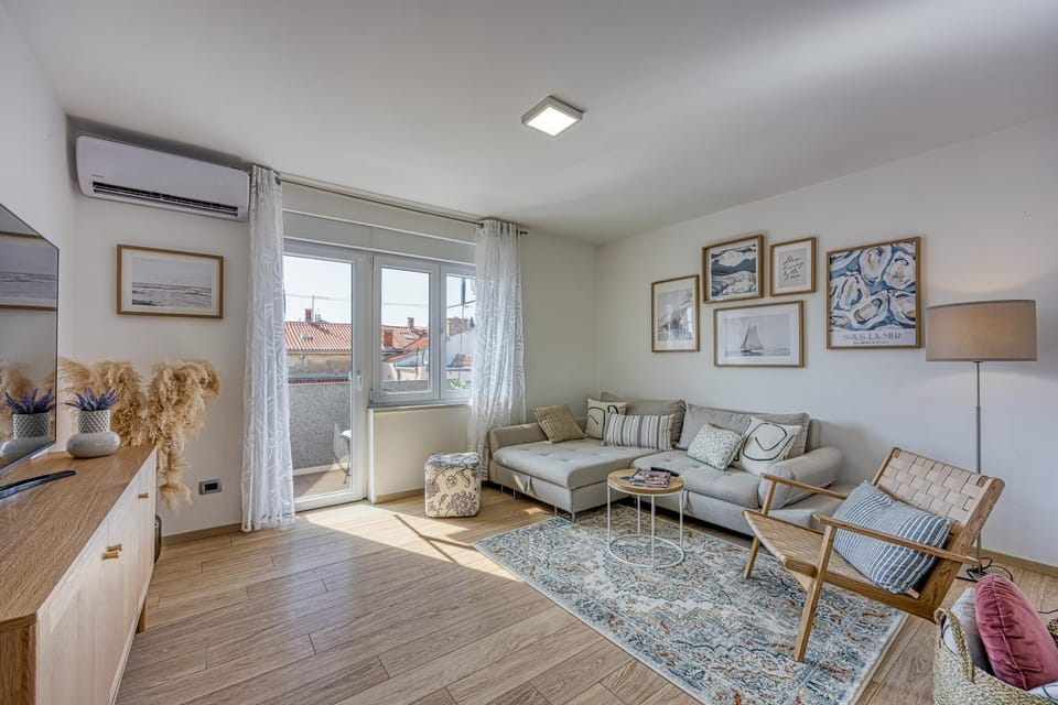 Day, Living room, Decorative detail, Seating area, Area and facilities