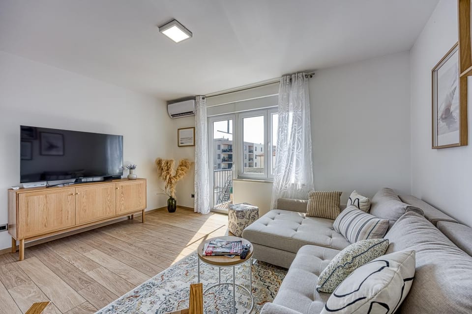 TV and multimedia, View (from property/room), Living room, Seating area, Evening entertainment, furniture