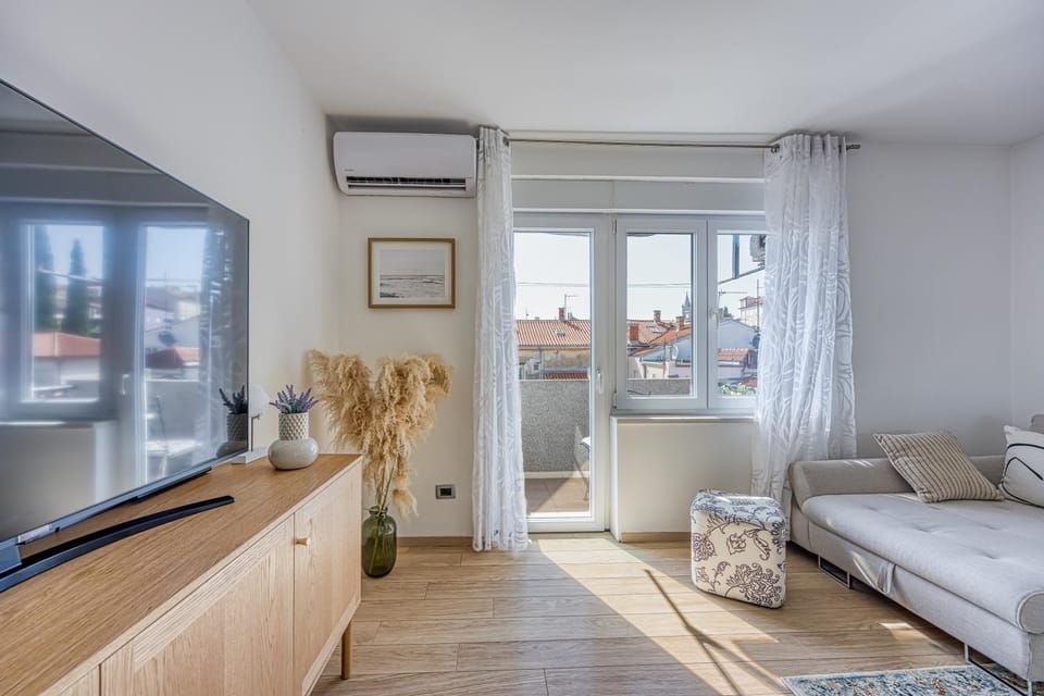 Day, TV and multimedia, Living room, Seating area, air conditioner