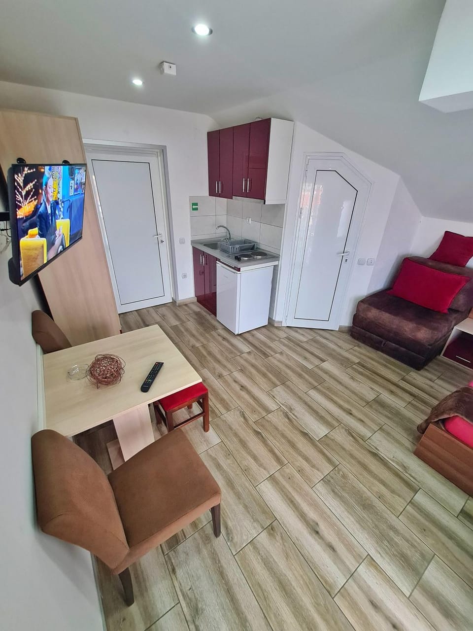 Kitchen or kitchenette, Seating area, Dining area, stove