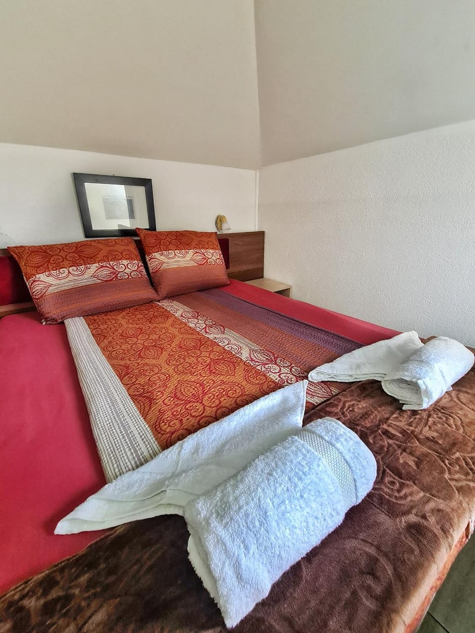Bed, towels