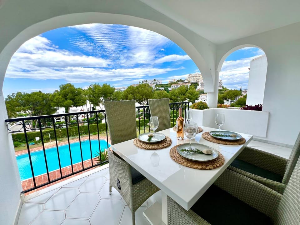 Balcony/Terrace, Dining area, Pool view