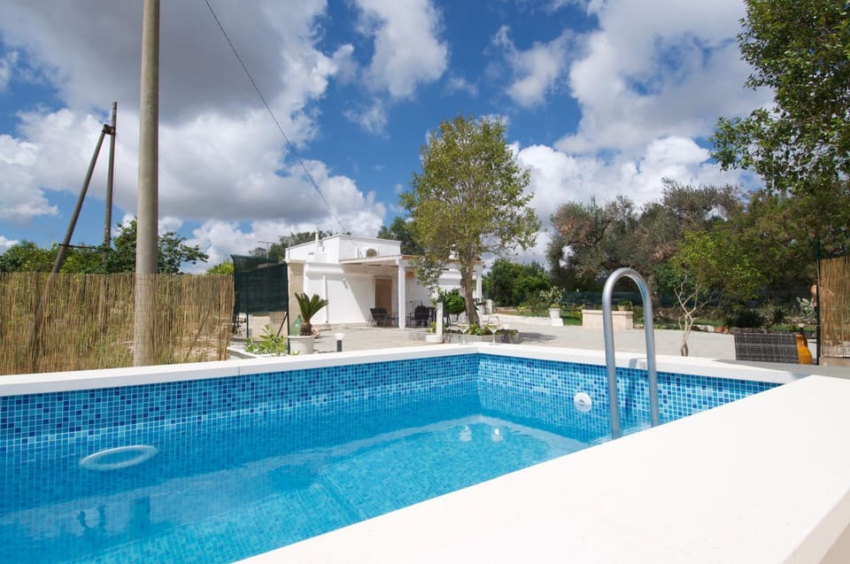 Day, Pool view