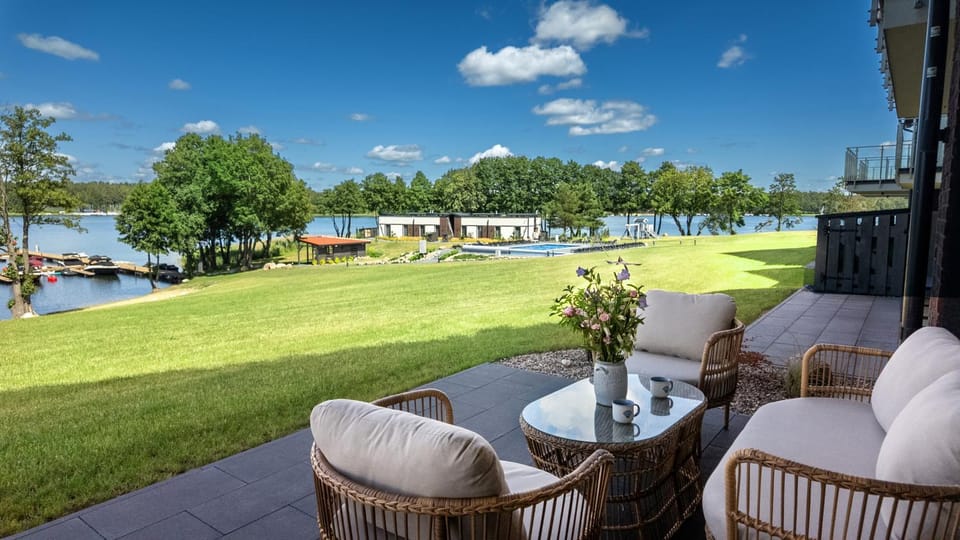 Garden, Balcony/Terrace, Balcony/Terrace, Lake view, Pool view