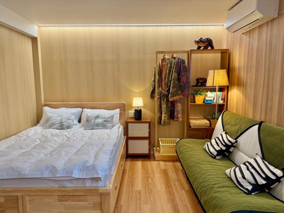 Bed, Living room, Photo of the whole room, Bedroom