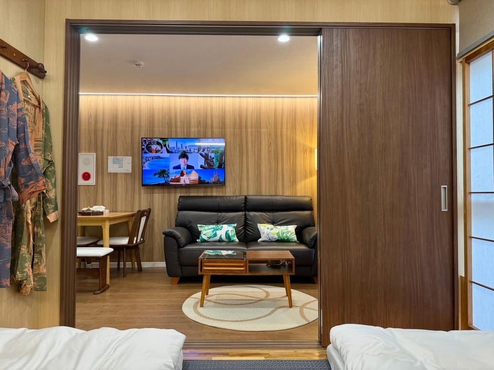 Bed, TV and multimedia, Living room, Photo of the whole room, Seating area, Evening entertainment, Bedroom