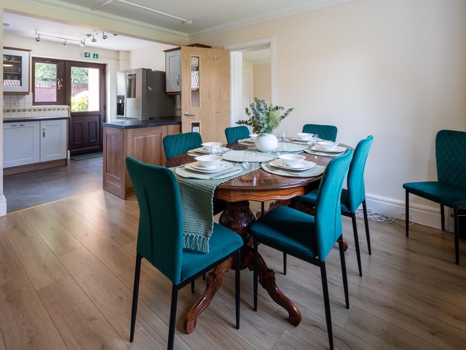 Comfy Chippenham Double Ensuite Home with Large Garden with Parking x 4 House in Chippenham