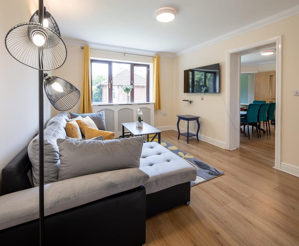 Comfy Chippenham Double Ensuite Home with Large Garden with Parking x 4 House in Chippenham