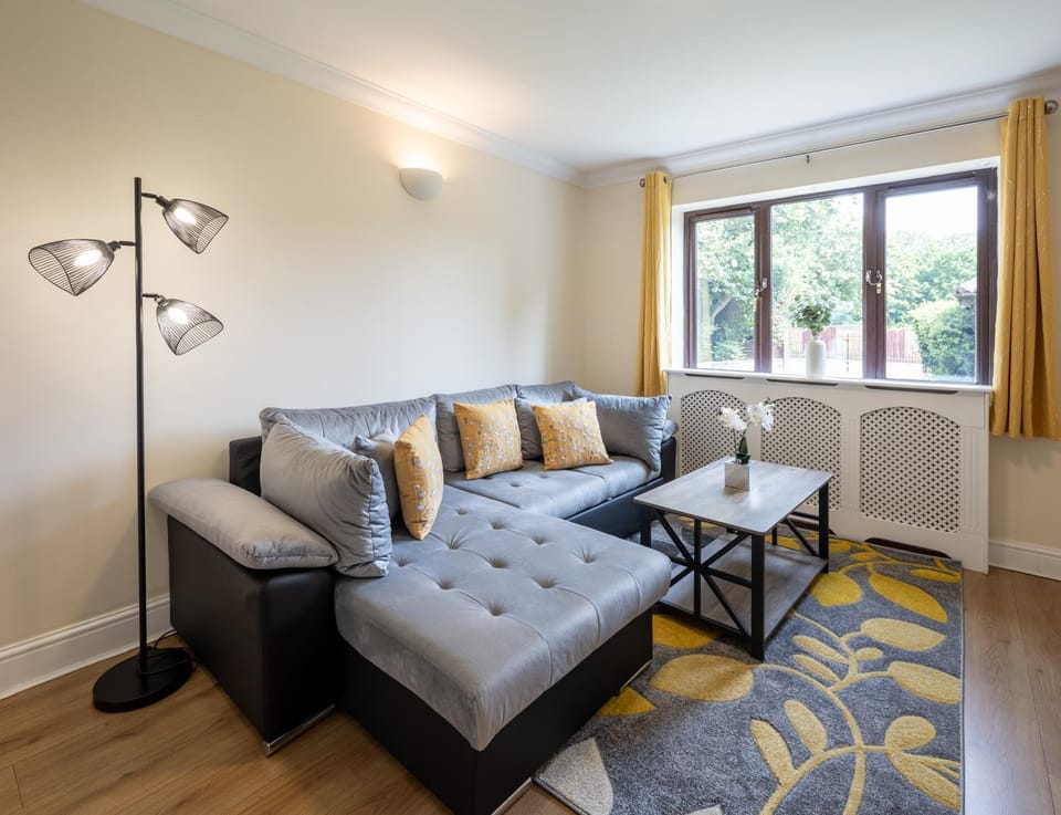 Comfy Chippenham Double Ensuite Home with Large Garden with Parking x 4 House in Chippenham