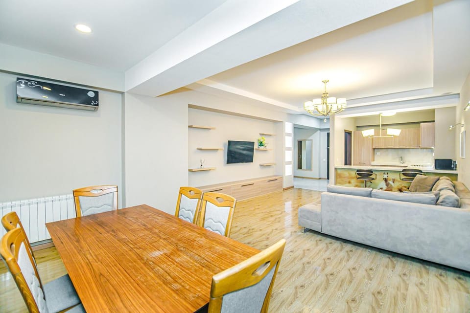 TV and multimedia, Living room, Seating area, Dining area, air conditioner